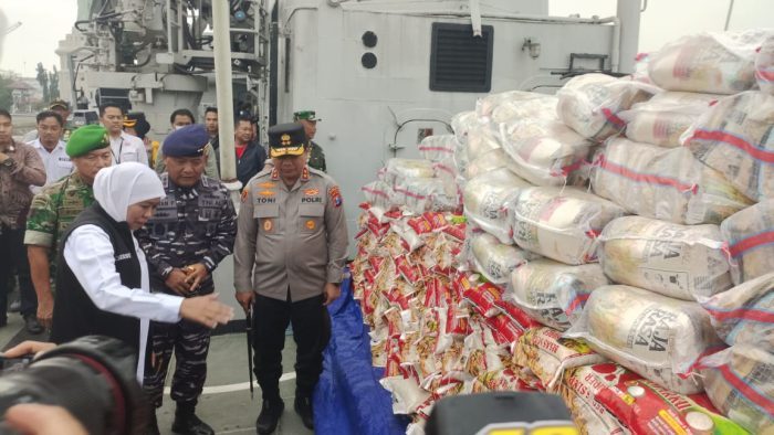 Forkopimda Jawa Timur Distribusikan Bahan Pokok ke Pulau Masalembu