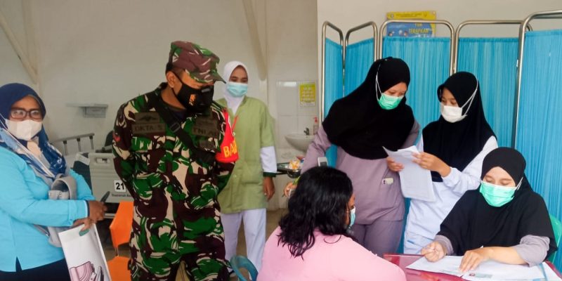 Babinsa Kodim Bojonegoro dampingi warga binaan ikuti Pelayanan KB Reproduksi