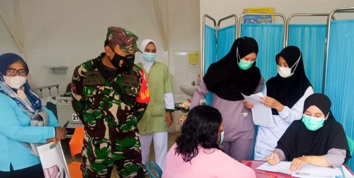Babinsa Kodim Bojonegoro dampingi warga binaan ikuti Pelayanan KB Reproduksi