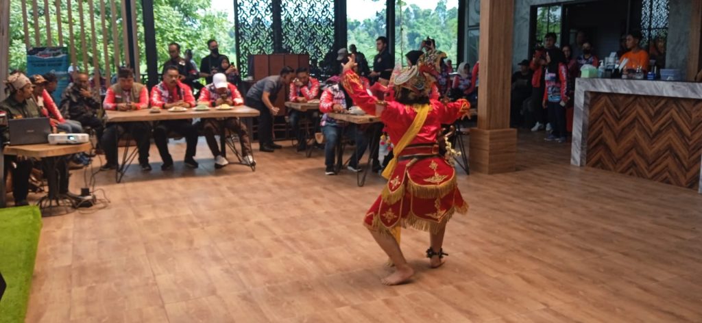 Kabupaten Malang - Pelopornews.co.id - Bupati Malang kunjungi Desa Wringinanom Kecamatan Poncokusumo Kabupaten Malang dalam acara Jelajah Desa wisata yang saat ini mengambil lokasi di desa Wringinanom.