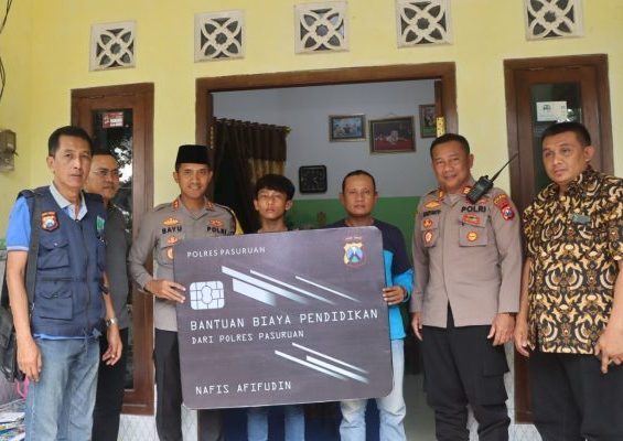 Berikan Bantuan Biaya Pendidikan, Kapolres Pasuruan Menemui Korban Pengeroyokan Di Rumah Orang Tuanya
