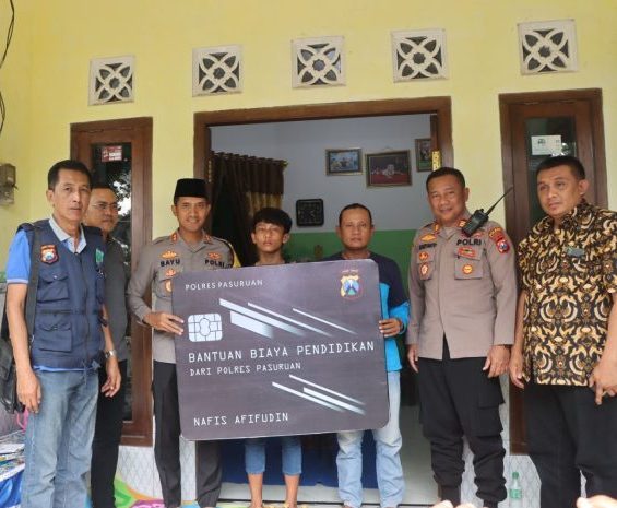 Berikan Bantuan Biaya Pendidikan, Kapolres Pasuruan Menemui Korban Pengeroyokan Di Rumah Orang Tuanya