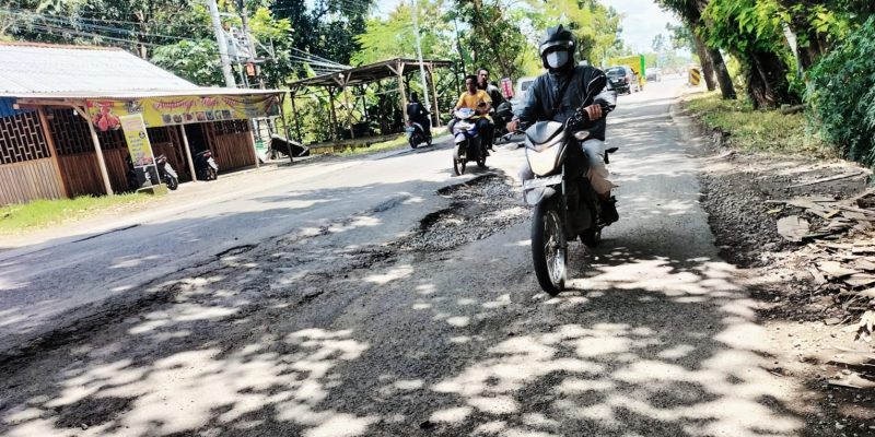 Ruas Jalan Provinsi Ngimbang – Babat Rusak Parah, Bahayakan Pengguna Jalan