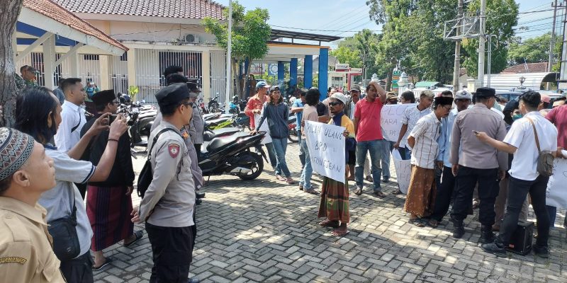Di Duga Tidak Transparan Dalam Pemilihan BPD,Warga Desa Pangongsean Minta Pemilihan di Ulang