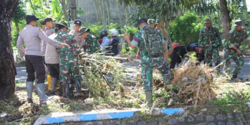 Pasca Banjir Bandang Pancoran, Polri-TNI di Bondowoso Kerja Bakti.