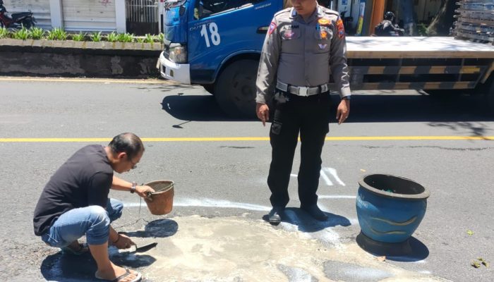 Peduli Keselamatan Masyarakat, Polisi di Malang Tambal Jalan Berlubang Bersama Warga