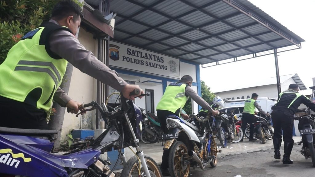 polres-sampang-amankan-puluhan-sepeda-motor-balap-liar-di-jls