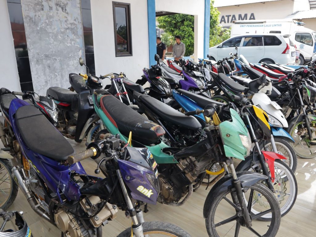 polres-sampang-amankan-puluhan-sepeda-motor-balap-liar-di-jls