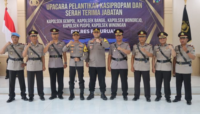 Kapolres Pasuruan Pimpin Upacara Sertijab Kasi Propam dan Sertijab Kapolsek Jajaran