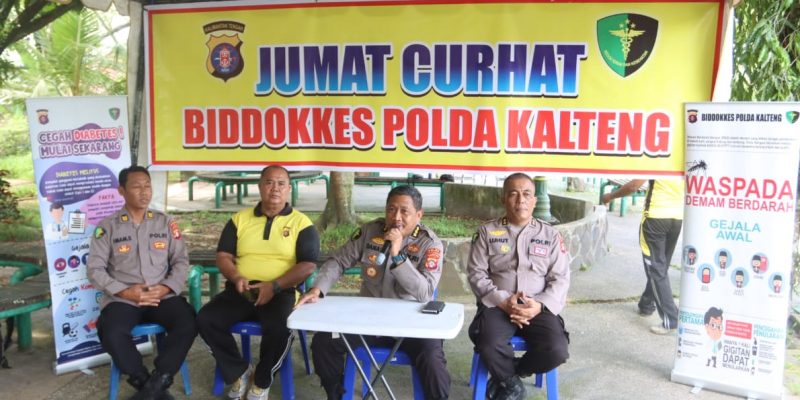 Sambil Jumat Curhat, Biddokkes Polda Kalteng Beri Layanan Kesehatan Gratis