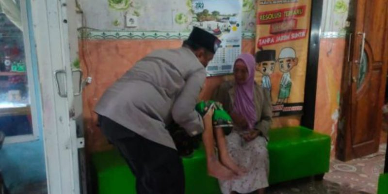 Polres Lamongan Door To Door Kunjungi dan Antar Warga Lansia Untuk Berobat.