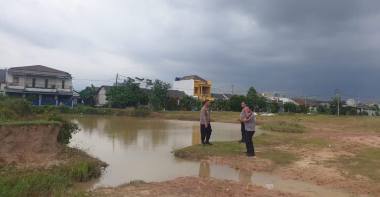 Kapolsek Serang Baru Polres Metro Bekasi Cek TKP 2 Anak Meningal Tenggelam Saat Sedang Mencari Ikan