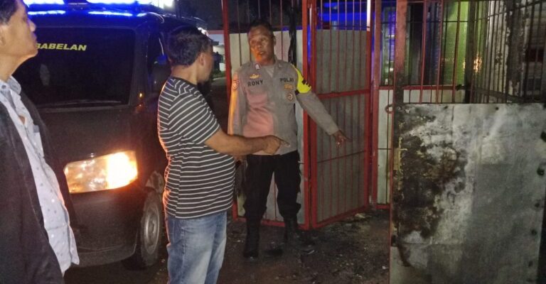 Anggota Polsek Babelan Polres Metro Bekasi Olah TKP Kebakaran di Pom Bensin Mini