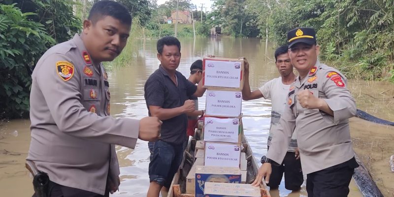 Kapolres, Kapolsek BTS Ulu dan Kapolsek Jayaloka Salurkan Bansos Sembako ke Desa Pangkalan Tarum