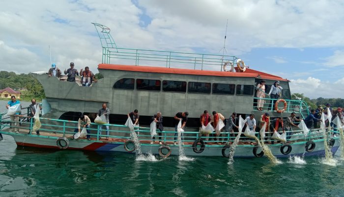 PHBI Melaksanakan Penanaman 560 Pohon Produktif dan Penaburan Bibit Ikan Puluhan Ribu Ekor di Danau Toba