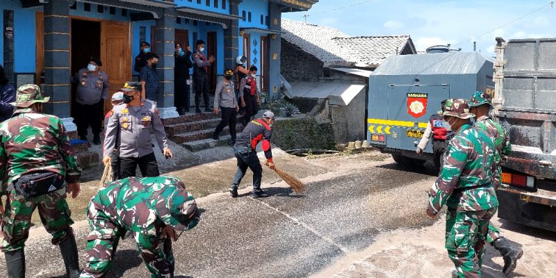 Polisi Bantu Bersihkan Jalan, Dampak Abu Vulkanik Pasca Erupsi Merapi