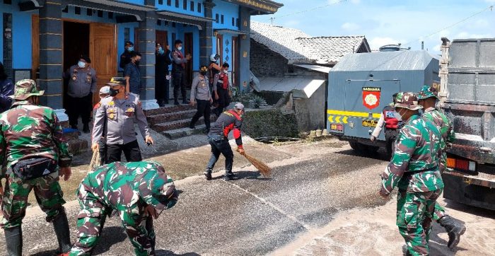 Polisi Bantu Bersihkan Jalan, Dampak Abu Vulkanik Pasca Erupsi Merapi