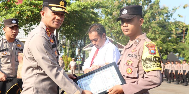 Berprestasi Dalam Melaksanakan Tugas,Kapolres Sampang Beri Reward Kepada Dua Anggotanya