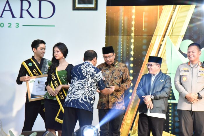 Gus Muhdlor Dinobatkan Sebagai Tokoh Penggerak Pembangunan Infrastruktur Sidoarjo