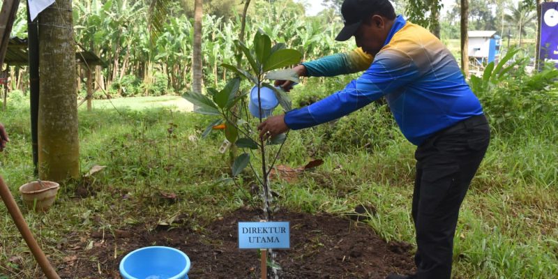 Peringati Hari Air Sedunia 2023 Perumda Tirta Kanjuruhan Laksanakan Penghijauan Pohon Dan Resik-Resik Sumber