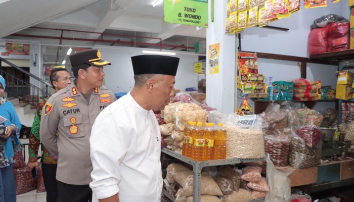 Awal Ramadhan, Kapolres Ponorogo Bersama Bupati Sidak Bahan Pokok di Pasar Legi