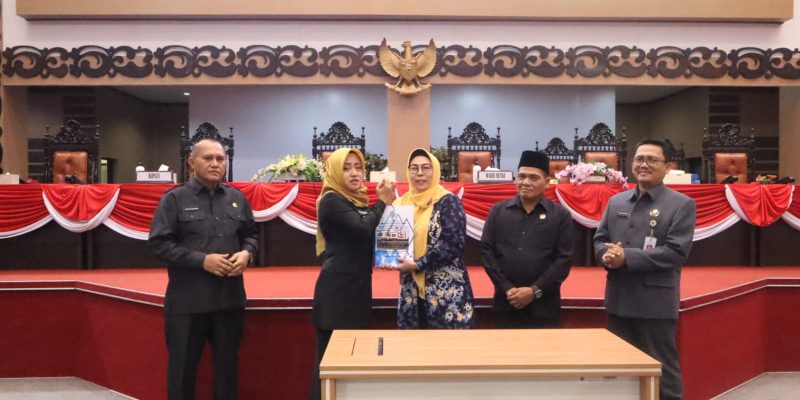 Bupati Mojokerto Sampaikan Nota Penjelasan Tiga Raperda Kabupaten Mojokerto