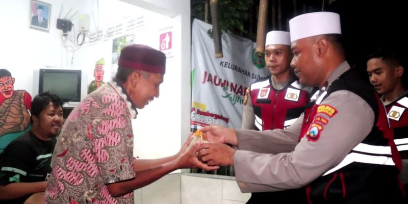 Polres Trenggalek Gelar `Patroli Ronda Sahur`, Bangunkan Warga dan Berbagi Menu Sahur