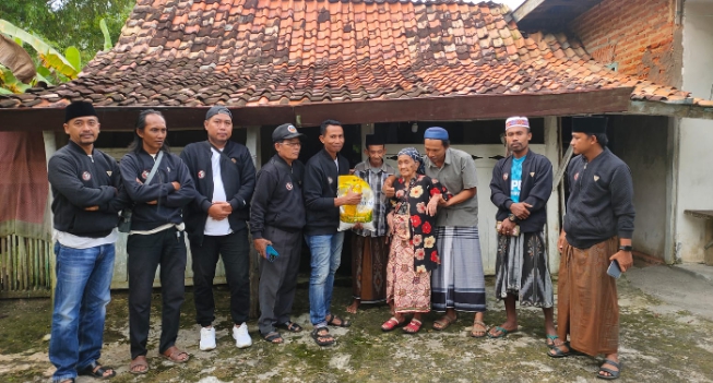 peringati-hut-ke-1-tahun-aliansi-wartawan-sampang-awas-bagikan-sembako-kepada-kaum-dhuafa-di-bulan-ramadhan