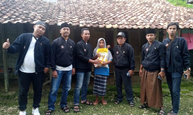 Peringati HUT Ke 1 Tahun, Aliansi Wartawan Sampang (AWAS) Bagikan Sembako Kepada Kaum Dhuafa Di Bulan Ramadhan