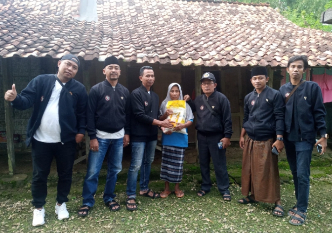 Peringati HUT Ke 1 Tahun, Aliansi Wartawan Sampang (AWAS) Bagikan Sembako Kepada Kaum Dhuafa Di Bulan Ramadhan