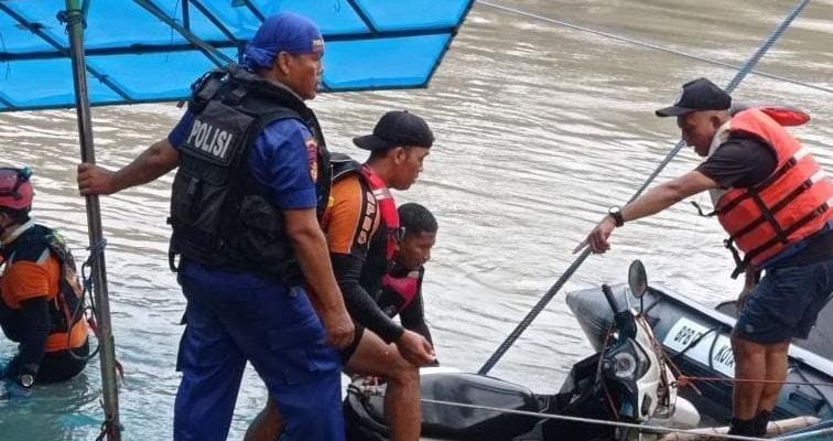 Tim SAR Ditpolairud Polda Jatim Berhasil Evakuasi 9 Motor dan Penumpang Perahu Tambangan Yang Tenggelam