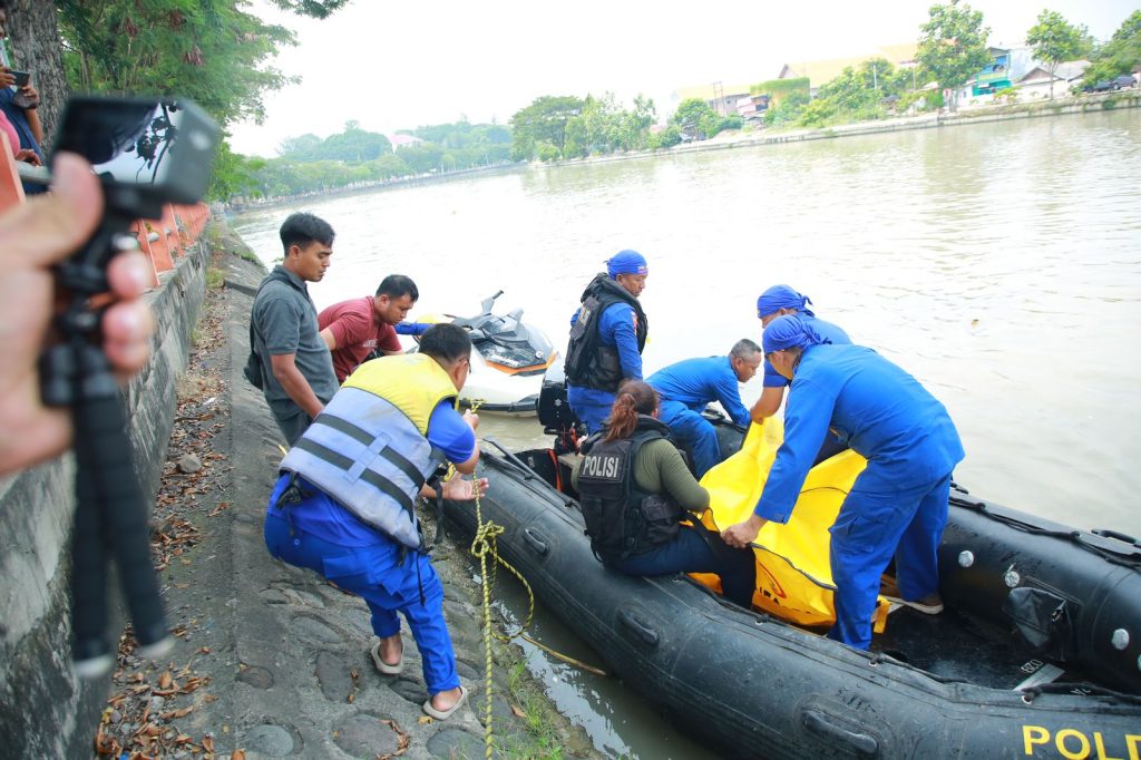 tim-sar-ditpolairud-polda-jatim-berhasil-evakuasi-9-motor-dan-penumpang-perahu-tambangan-yang-tenggelam