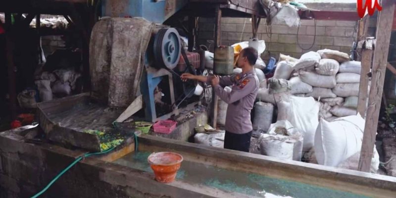 Polisi Inspiratif, Bripka Iwan Pekerjakan Warga Sekitar Kelola Sampah