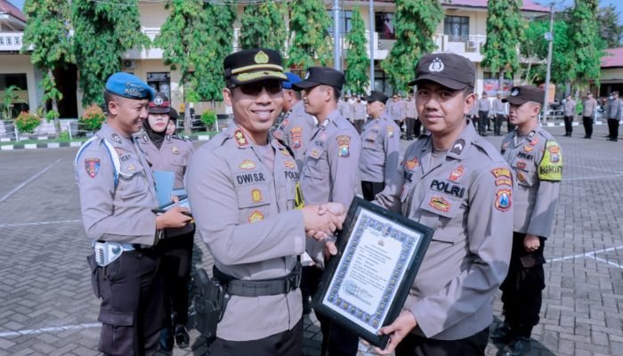 Kapolres Situbondo Berikan Reward Pada 12 Personel Dengan Kinerja Terbaik Dan Berprestasi