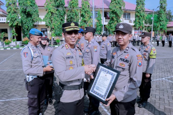 Kapolres Situbondo Berikan Reward Pada 12 Personel Dengan Kinerja Terbaik Dan Berprestasi