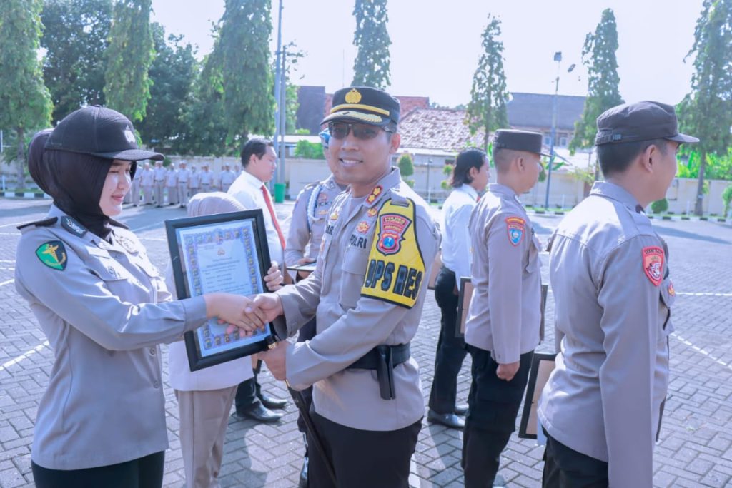 kapolres-situbondo-berikan-reward-pada-12-personel-dengan-kinerja-terbaik-dan-berprestasi
