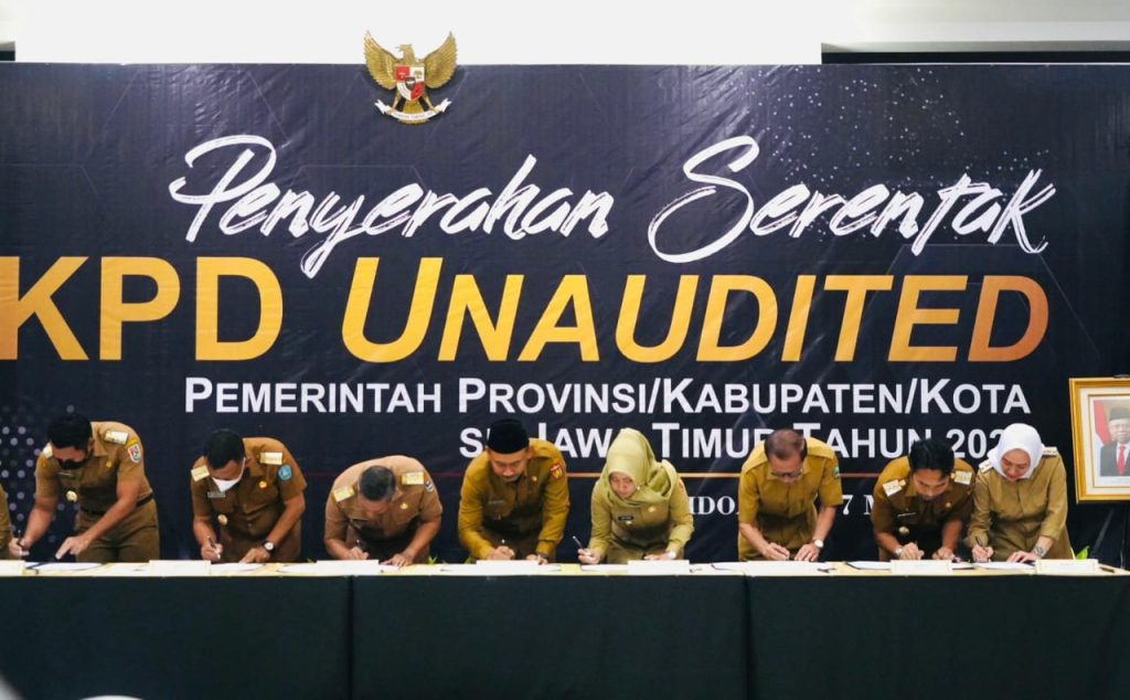 bupati-mojokerto-serahkan-lkpd-unaudited-tahun-2022-ke-bpk-jatim