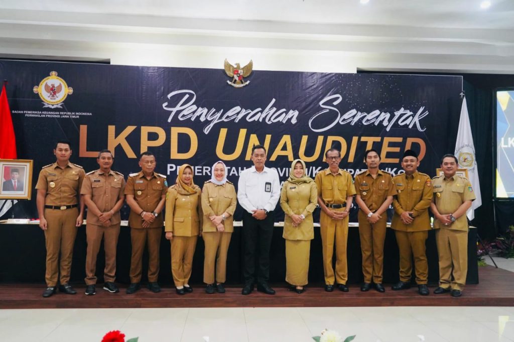 bupati-mojokerto-serahkan-lkpd-unaudited-tahun-2022-ke-bpk-jatim