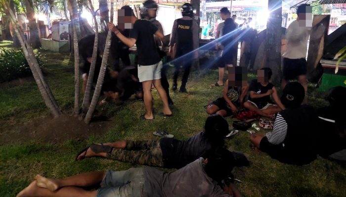 Operasi Pekat, Polres Situbondo Amankan 8 Remaja Pesta Miras di Alun – Alun