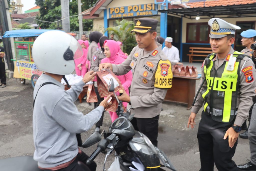 kapolres-pasuruan-dan-bhayangkari-melaksanakan-bagi-takjil-dan-baksos