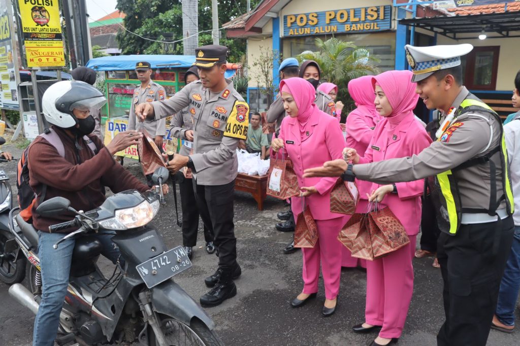 kapolres-pasuruan-dan-bhayangkari-melaksanakan-bagi-takjil-dan-baksos