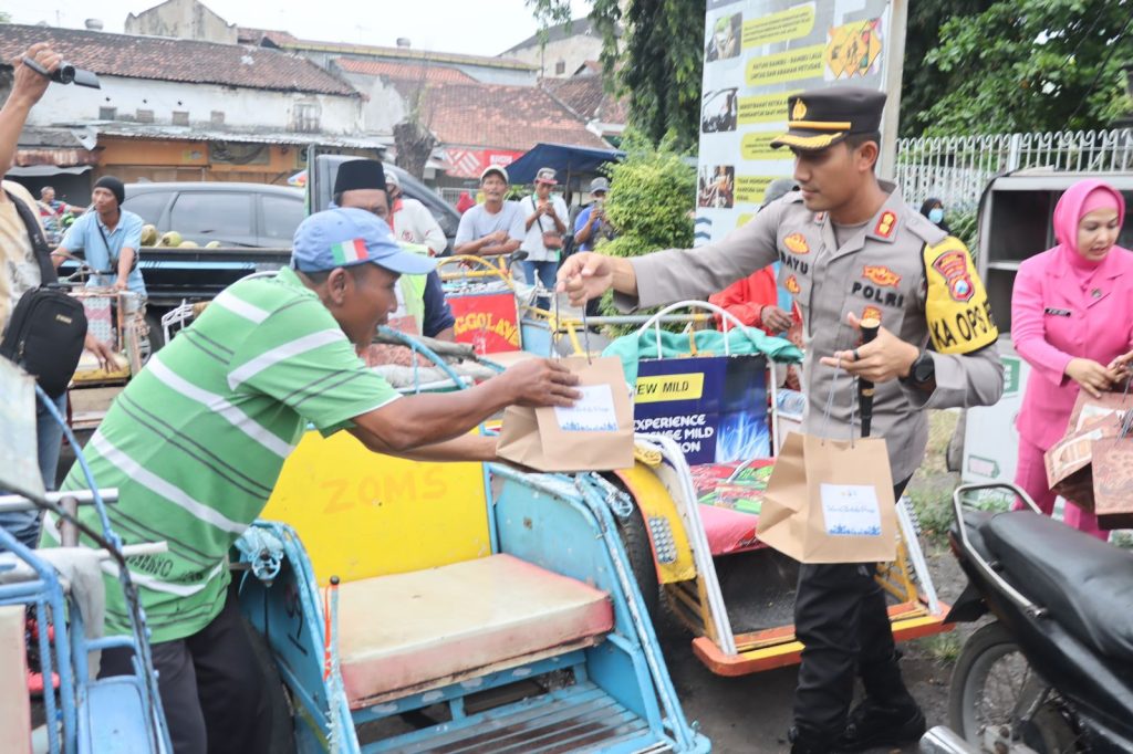 kapolres-pasuruan-dan-bhayangkari-melaksanakan-bagi-takjil-dan-baksos