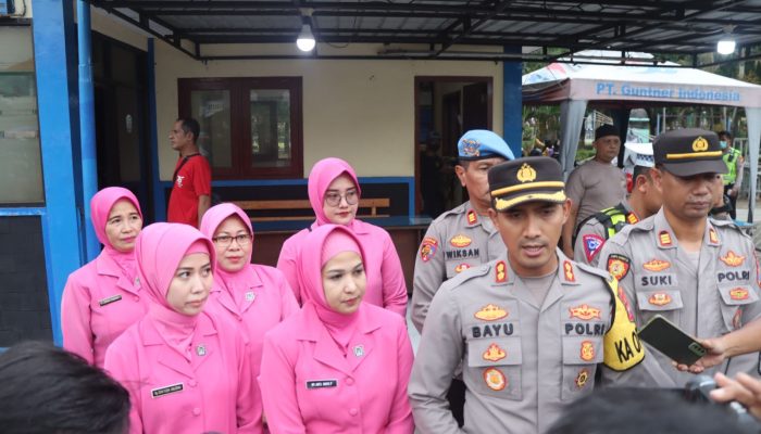 Kapolres Pasuruan dan Bhayangkari Melaksanakan Bagi Takjil dan Baksos