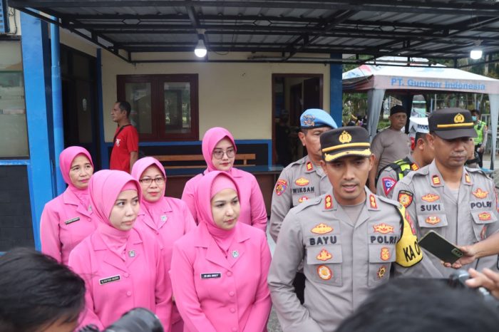 Kapolres Pasuruan dan Bhayangkari Melaksanakan Bagi Takjil dan Baksos