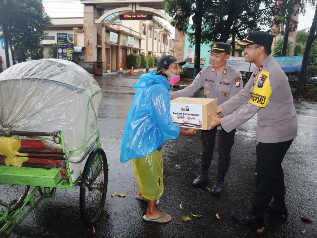 polisi-peduli-polres-malang-berikan-bantuan-sosial-untuk-warga