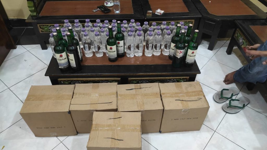 polres-bondowoso-ungkap-peredaran-miras-oplosan-ratusan-botol-arak-berhasil-diamankan