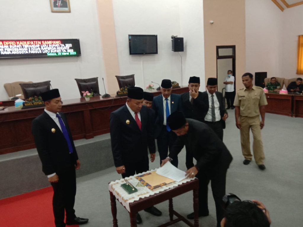 dprd-sampang-gelar-rapat-paripurna-penyampaian-nota-penjelasan-bupati-terhadap-lkpj-ta-2022