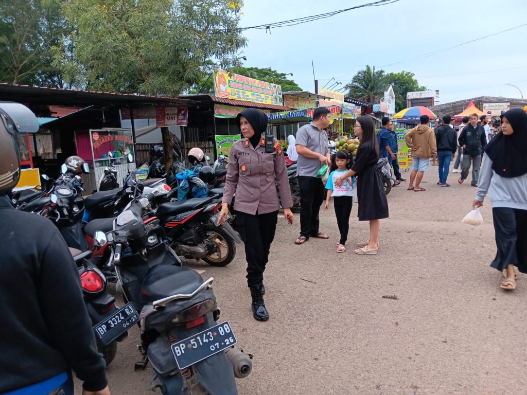 kapolsek-batam-kota-akp-betty-novia-tinjau-langsung-parkiraan-guna-antisipasi-terjadinya-curanmor