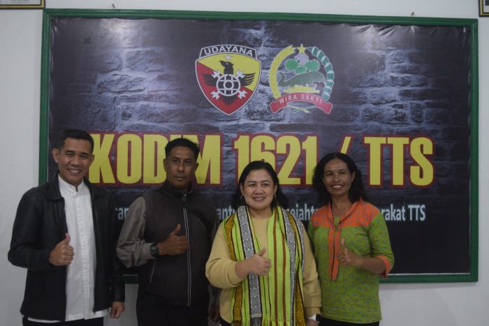 (Ny. Gabriel Lema) Ketua Persit PD XVIII/Kasuari, Anjangsana ke Makodim 1621/TTS