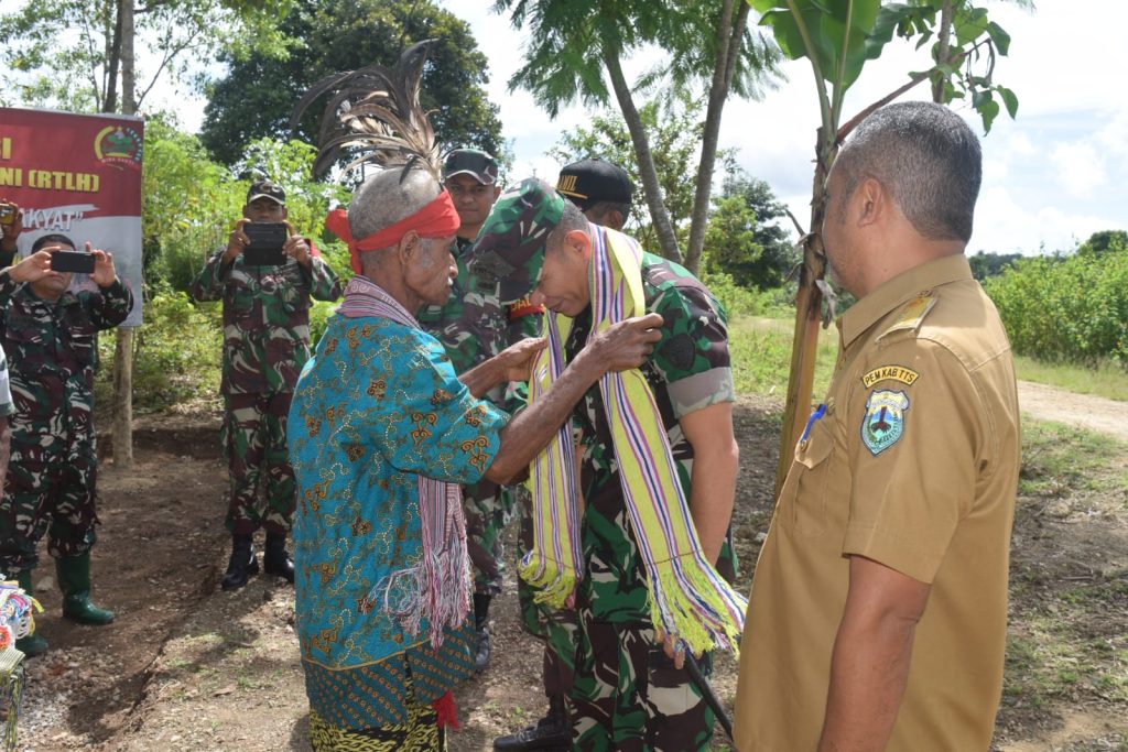 TTS - Pelopornews.co.id - Dandim 1621/TTS Letkol Inf Sobirin, S.Ag.,M.Si., meresmikan Program Bedah Rumah RTLH di RT/RW: 024/008, Dusun C, Desa Mnelalete Kec. Amanuban Barat, Kab.TTS, Selasa,(28/03/23).